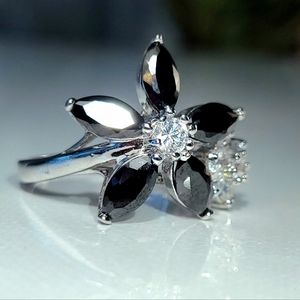 Onyx Flower with smaller side bud ring Size 8